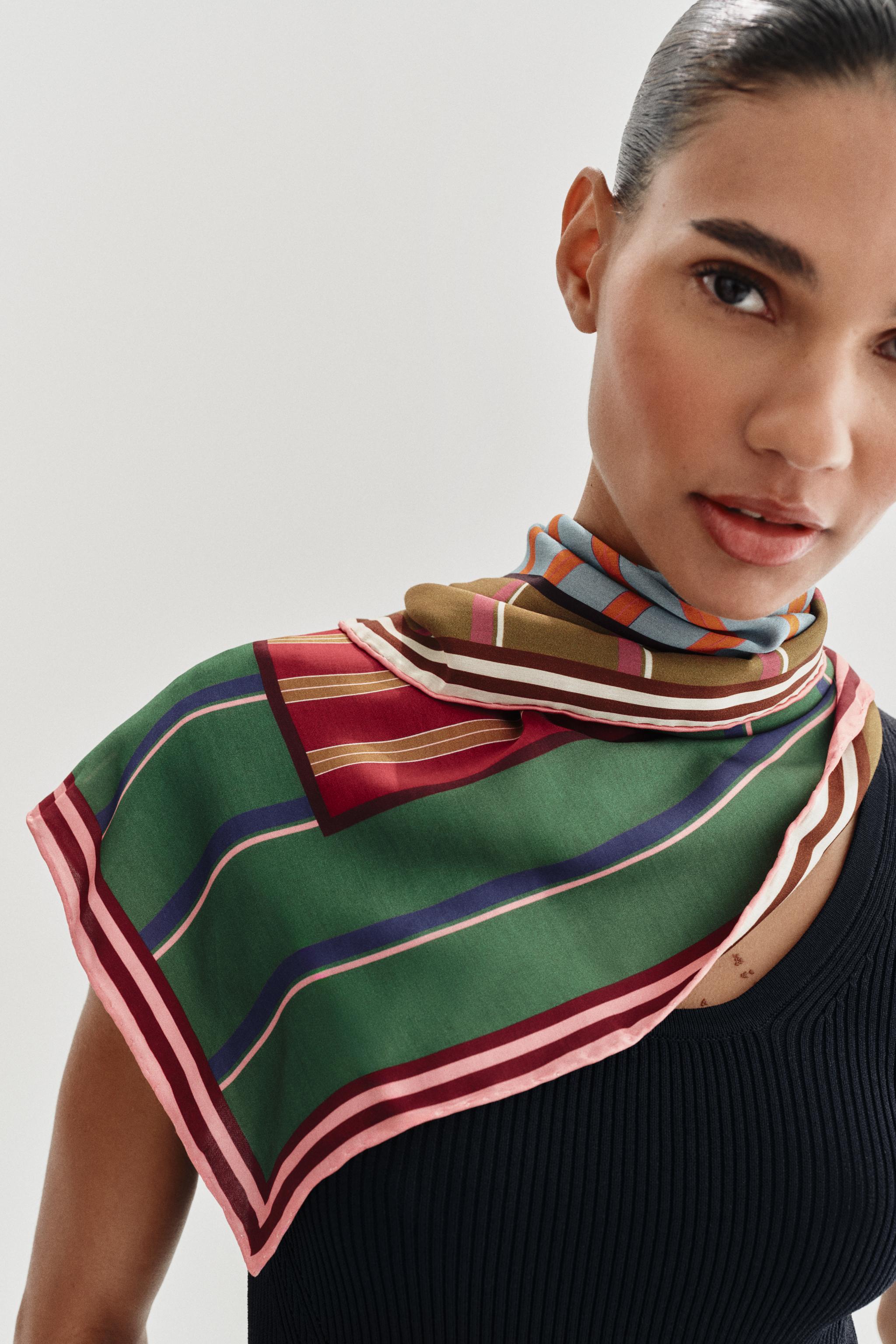 FOULARD SATINÉ À IMPRIMÉ RAYURES